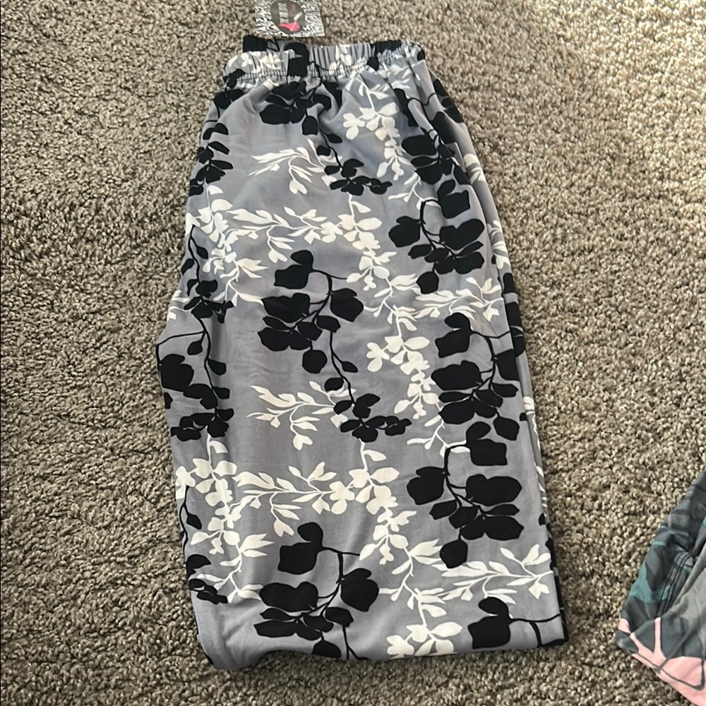 Floral Print Legging in Black and White - Picture 2 of 3
